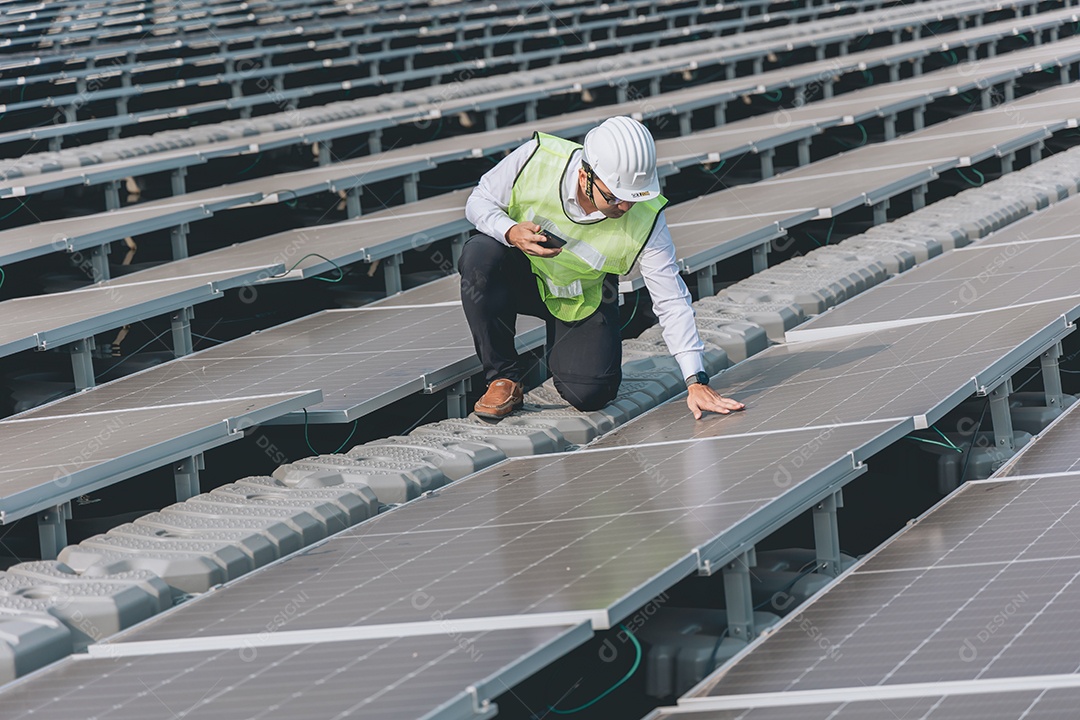 Homem profissional de placas fotovoltaicas com capacete de segurança