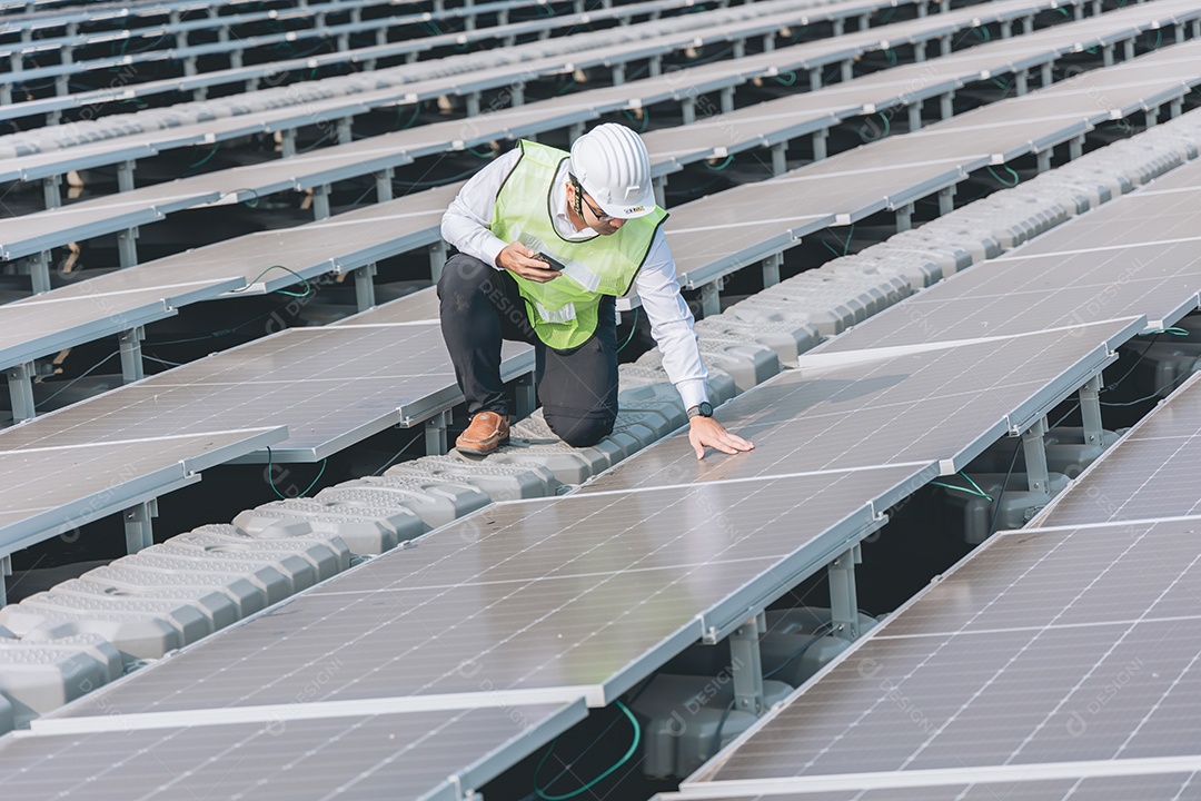 Homem profissional de placas fotovoltaicas com capacete de segurança