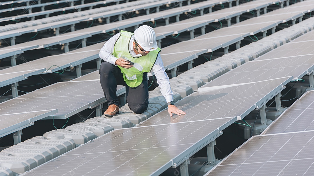 Homem profissional de placas fotovoltaicas com capacete de segurança