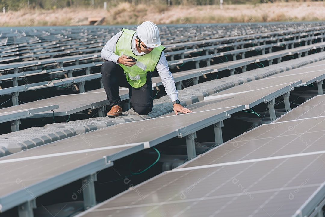 Homem profissional de placas fotovoltaicas com capacete de segurança