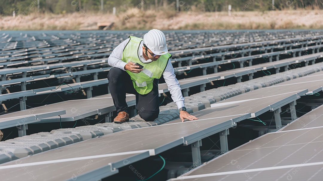Homem profissional de placas fotovoltaicas com capacete de segurança