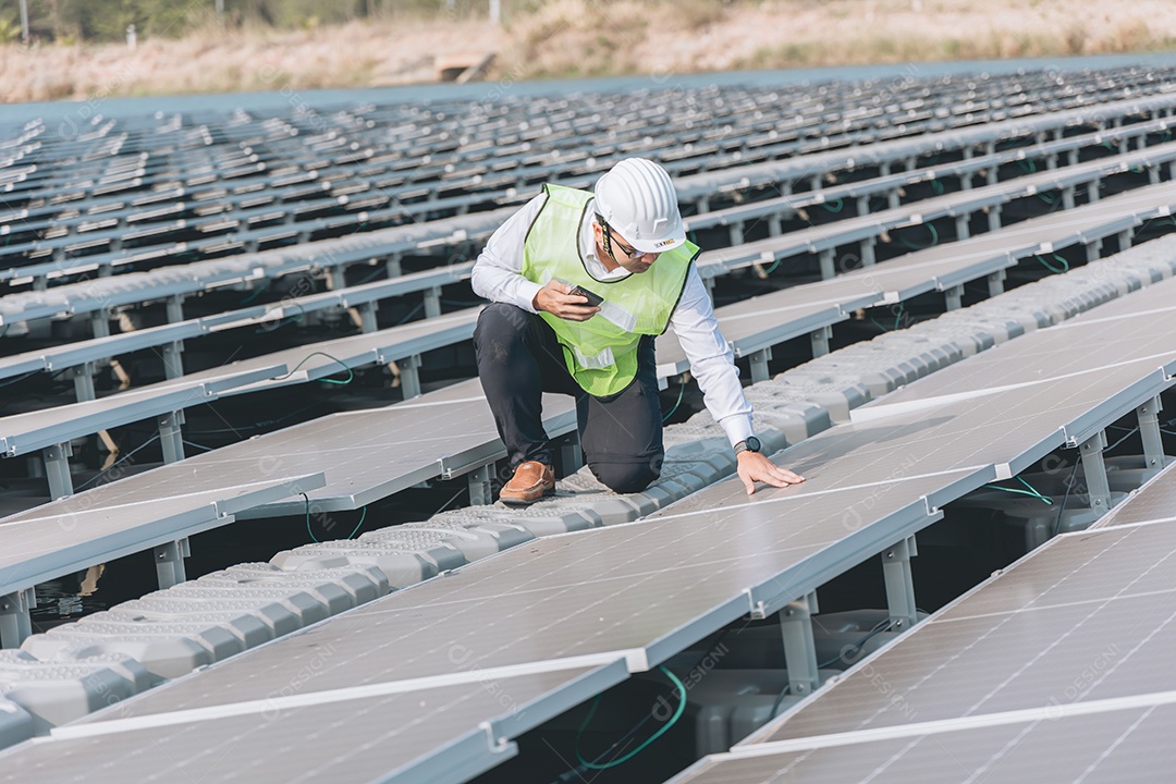 Homem profissional de placas fotovoltaicas com capacete de segurança
