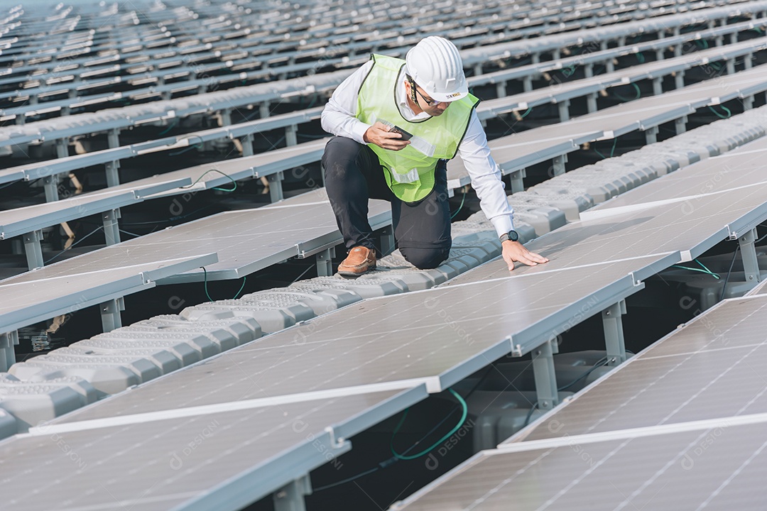 Homem profissional de placas fotovoltaicas com capacete de segurança