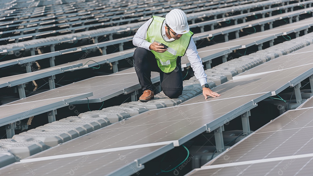Homem profissional de placas fotovoltaicas com capacete de segurança