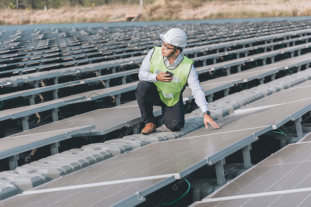 Homem profissional de placas fotovoltaicas com capacete de segurança