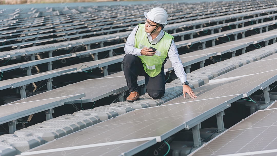 Homem profissional de placas fotovoltaicas com capacete de segurança