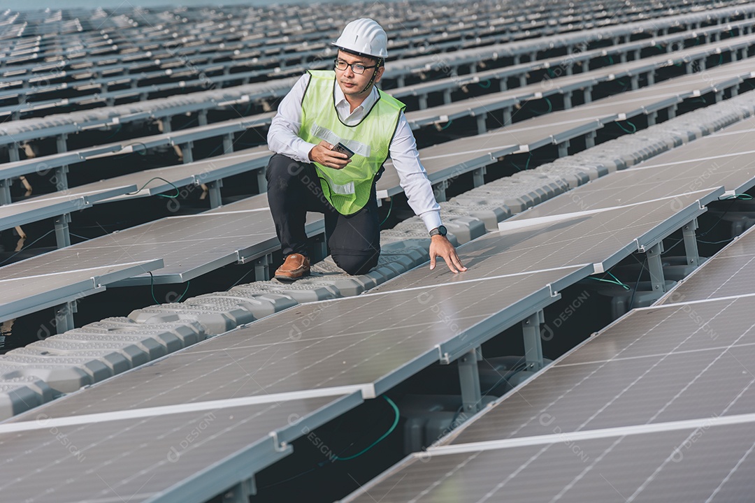 Homem profissional de placas fotovoltaicas com capacete de segurança