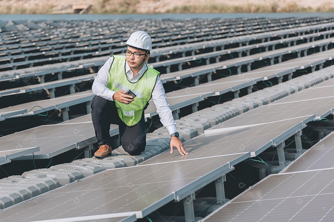 Homem profissional de placas fotovoltaicas com capacete de segurança