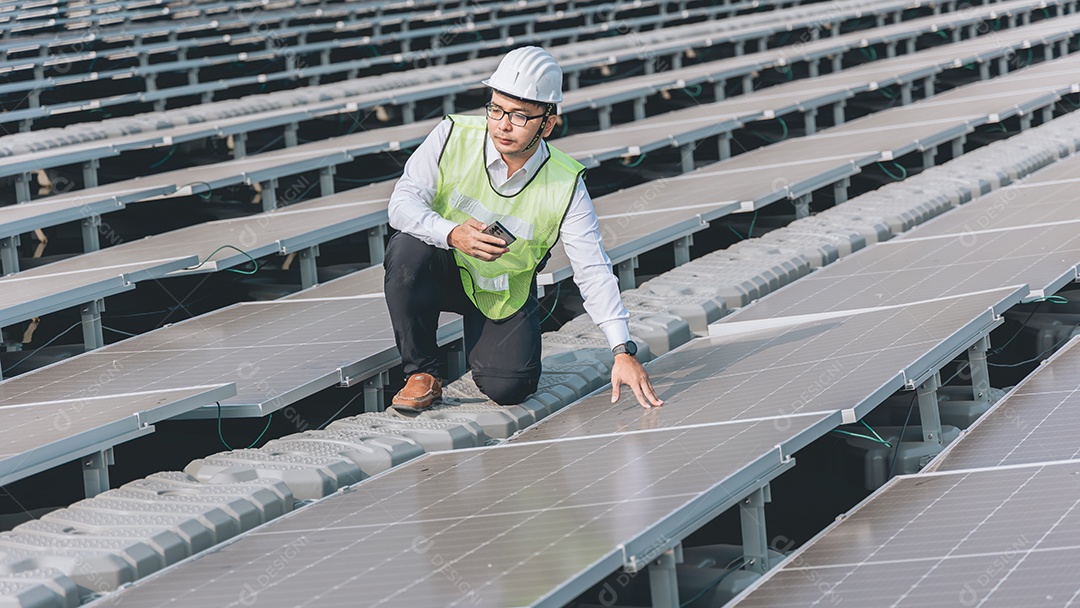 Homem profissional de placas fotovoltaicas com capacete de segurança