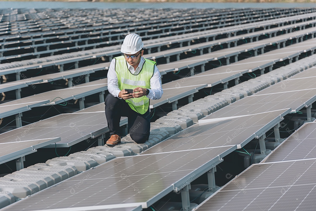 Homem profissional de placas fotovoltaicas com capacete de segurança