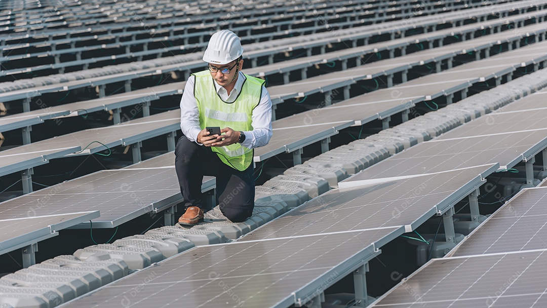 Homem profissional de placas fotovoltaicas com capacete de segurança