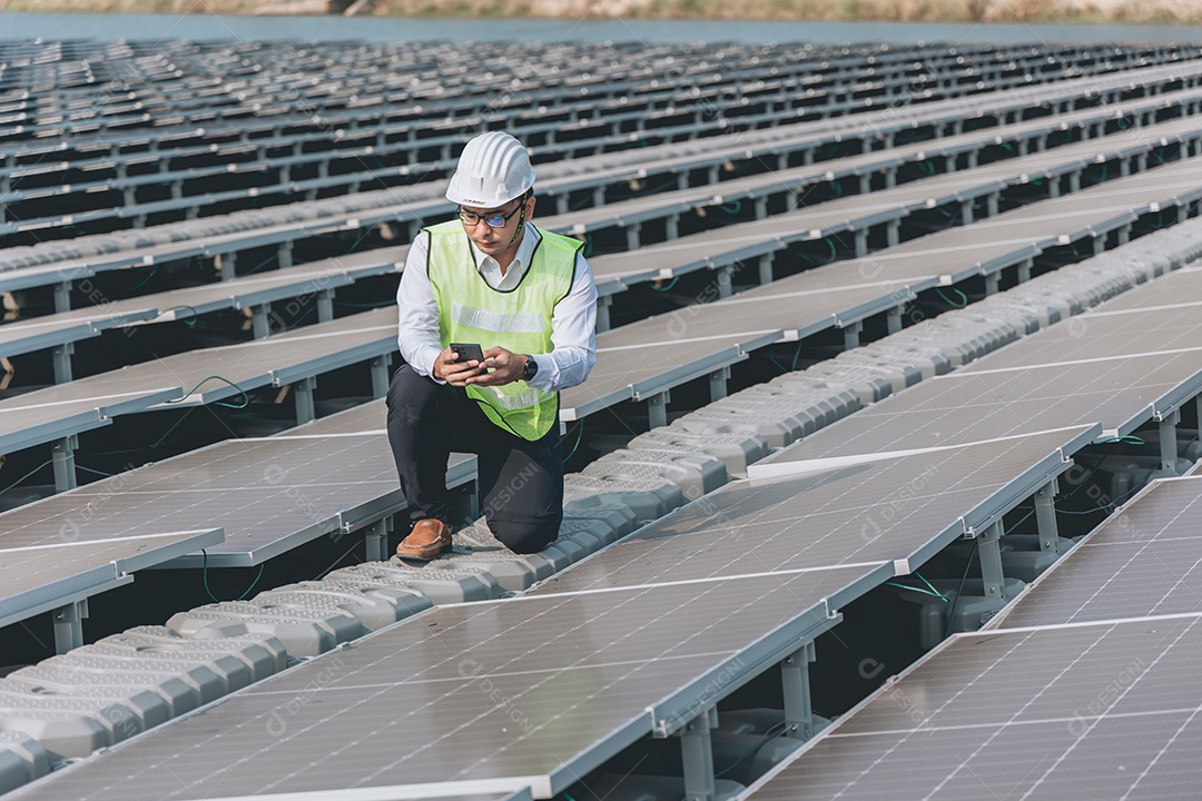 Homem profissional de placas fotovoltaicas com capacete de segurança