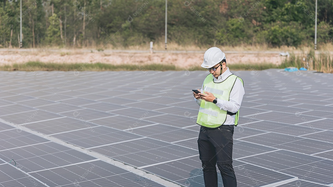 Homem profissional de placas fotovoltaicas com capacete de segurança