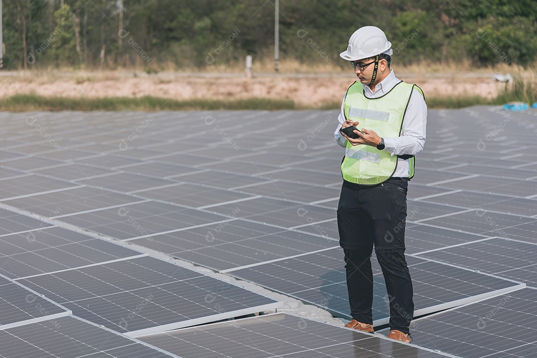 Homem profissional de placas fotovoltaicas com capacete de segurança