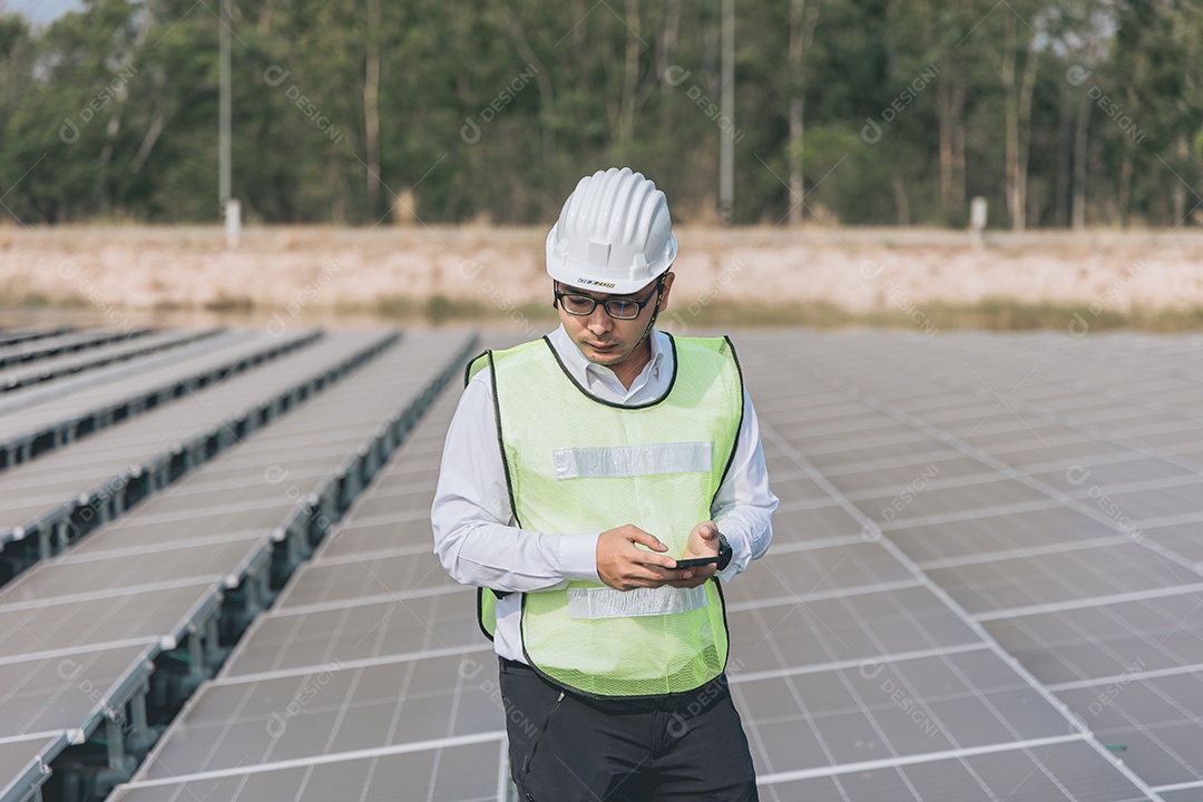 Homem profissional de placas fotovoltaicas com capacete de segurança