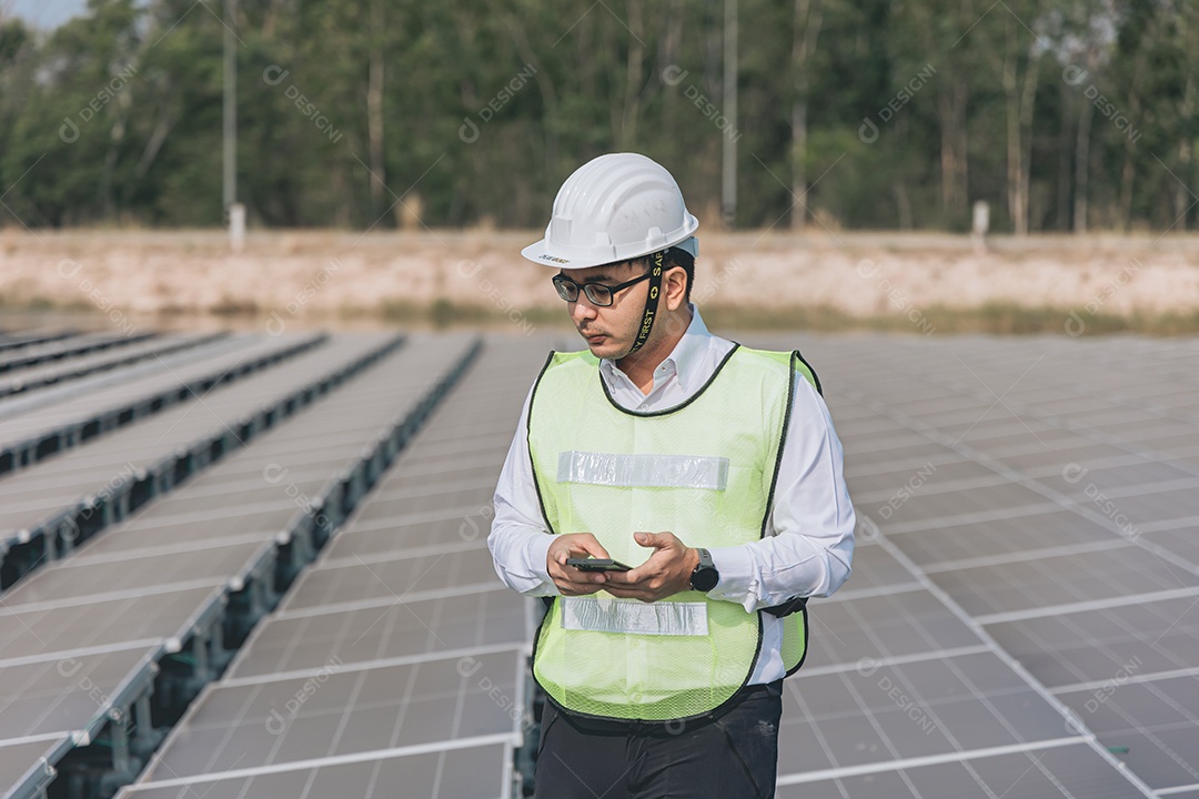 Homem profissional de placas fotovoltaicas com capacete de segurança
