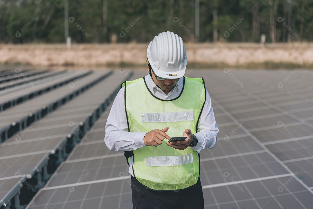 Homem profissional de placas fotovoltaicas com capacete de segurança