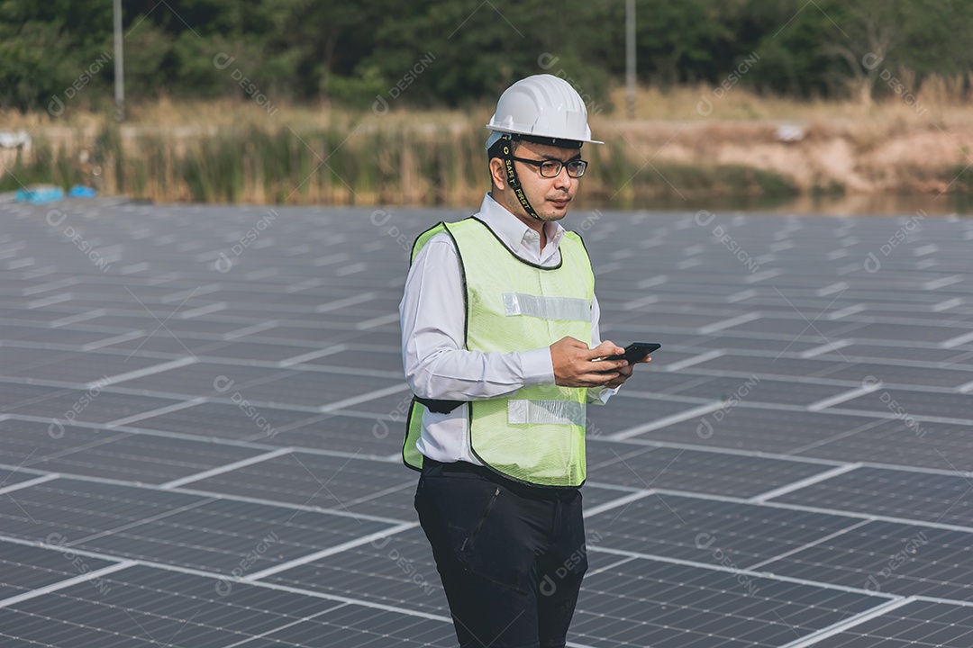 Homem profissional de placas fotovoltaicas com capacete de segurança