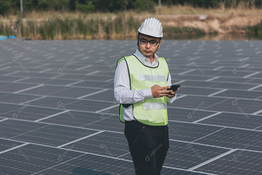 Homem profissional de placas fotovoltaicas com capacete de segurança