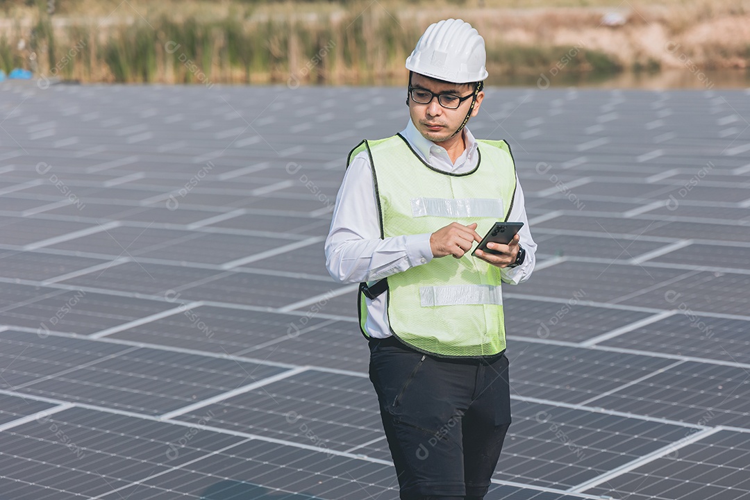 Homem profissional de placas fotovoltaicas com capacete de segurança