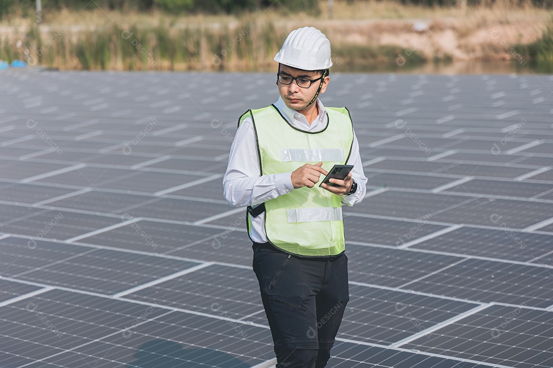 Homem profissional de placas fotovoltaicas com capacete de segurança