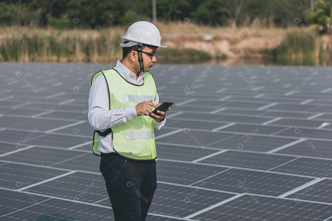 Homem profissional de placas fotovoltaicas com capacete de segurança