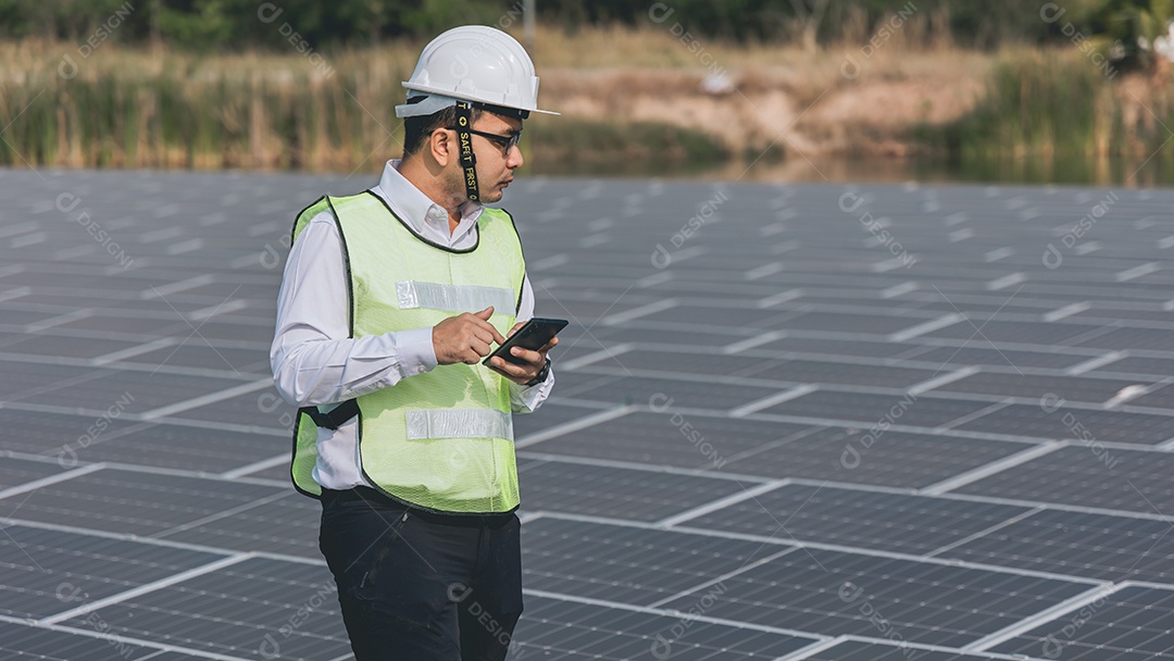 Homem profissional de placas fotovoltaicas com capacete de segurança