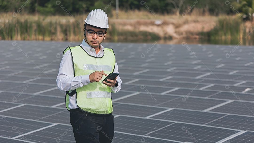 Homem profissional de placas fotovoltaicas com capacete de segurança