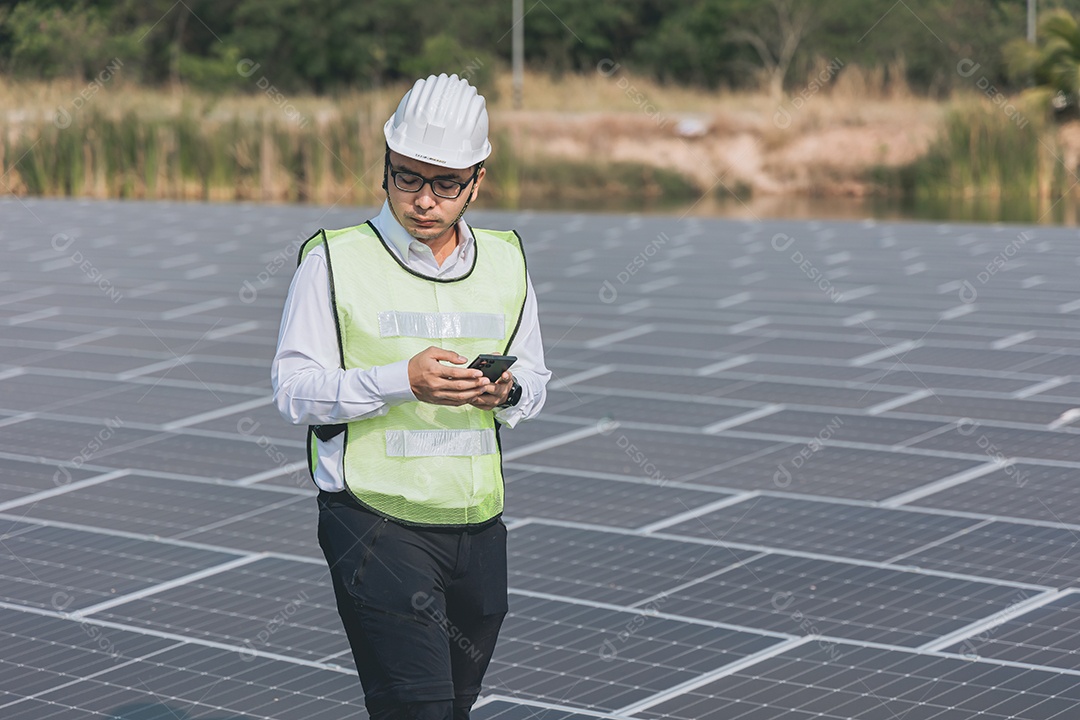 Homem profissional de placas fotovoltaicas com capacete de segurança