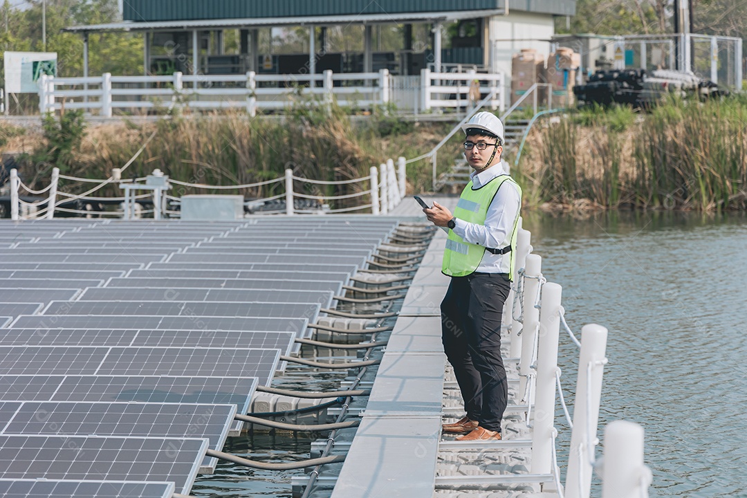 Homem profissional de placas fotovoltaicas com capacete de segurança