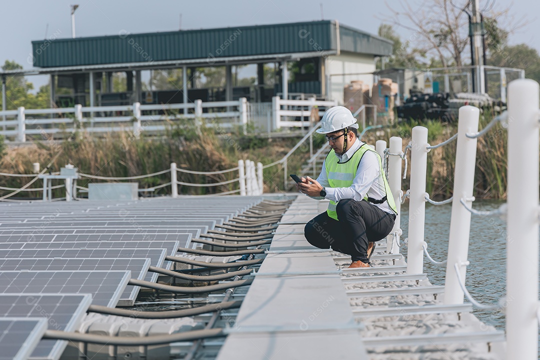Homem profissional de placas fotovoltaicas com capacete de segurança