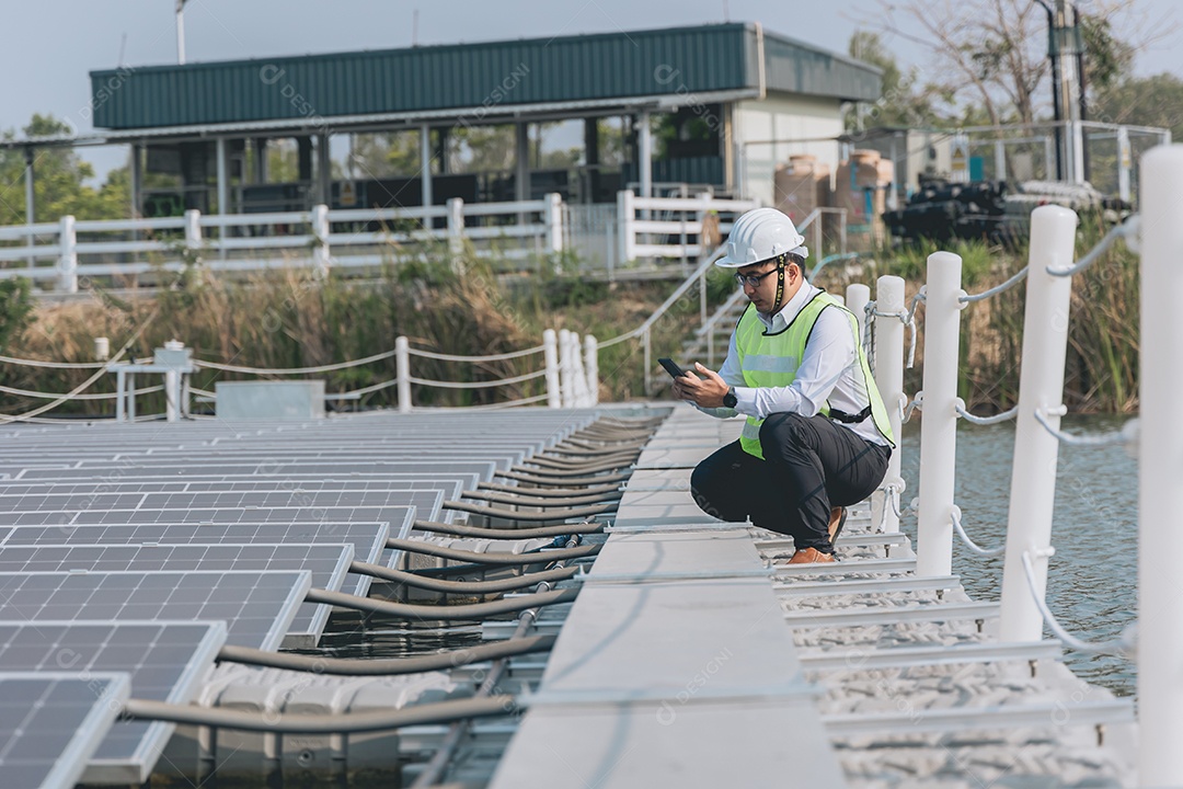 Homem profissional de placas fotovoltaicas com capacete de segurança