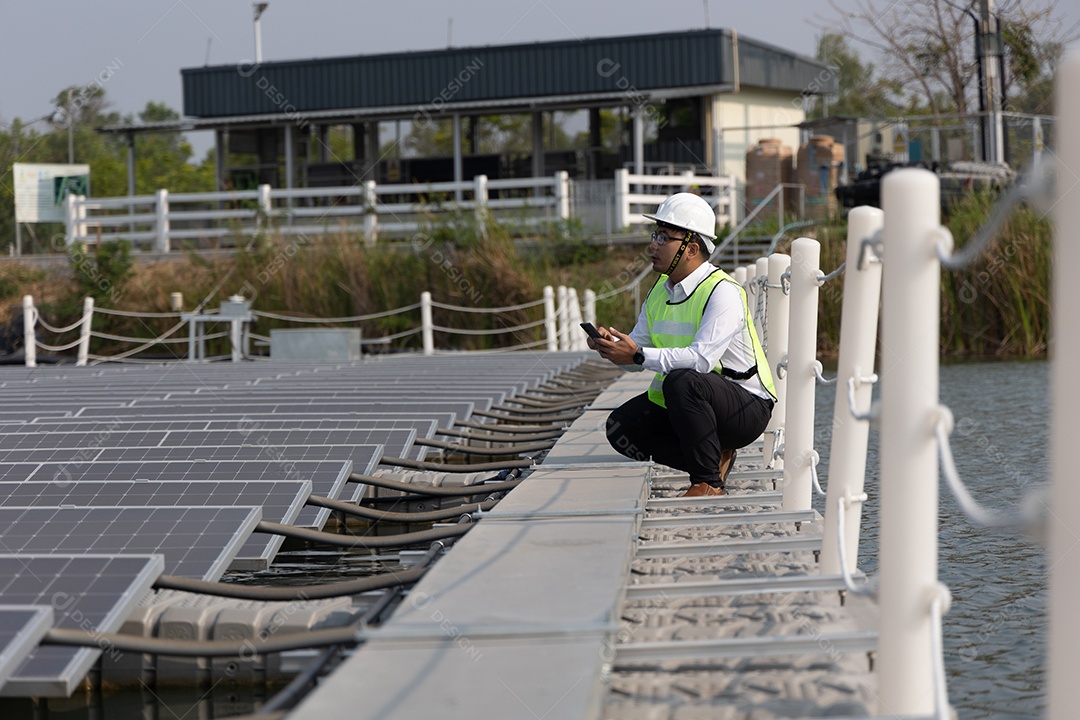 Homem profissional de placas fotovoltaicas com capacete de segurança