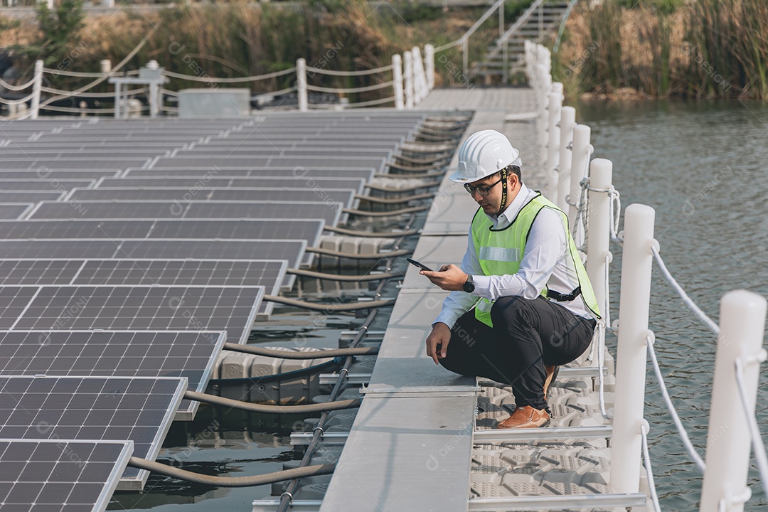Homem profissional de placas fotovoltaicas com capacete de segurança