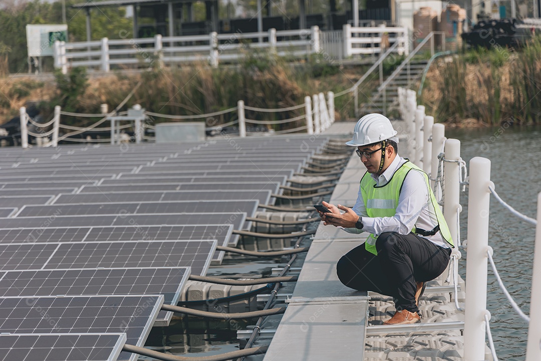 Homem profissional de placas fotovoltaicas com capacete de segurança