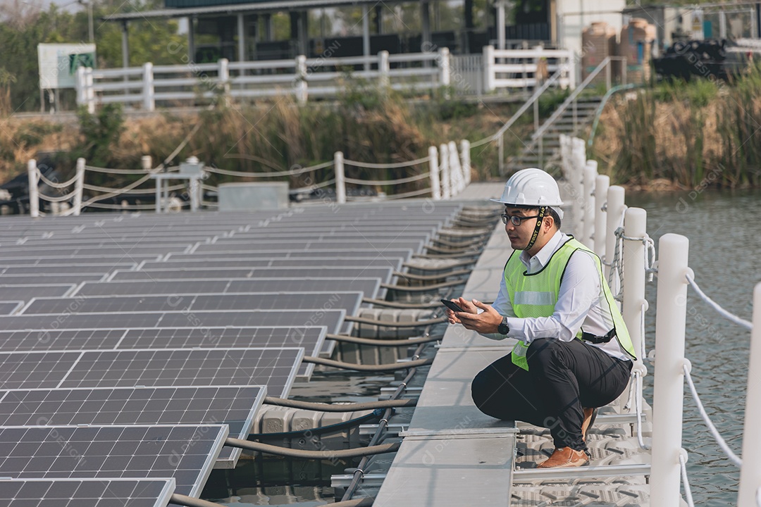 Homem profissional de placas fotovoltaicas com capacete de segurança