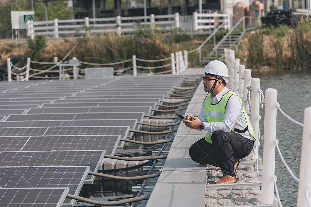 Homem profissional de placas fotovoltaicas com capacete de segurança