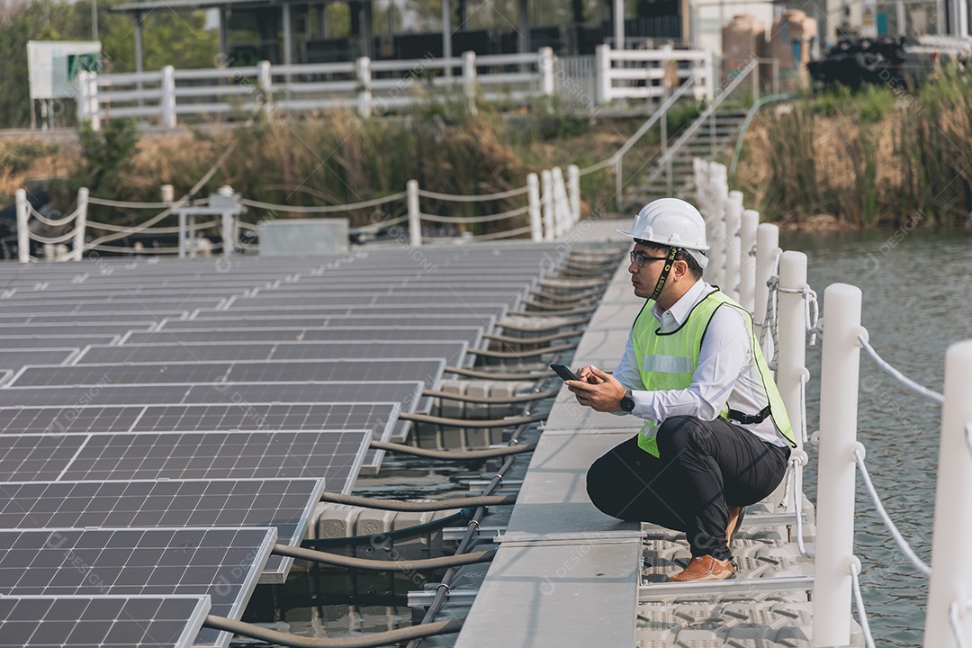 Homem profissional de placas fotovoltaicas com capacete de segurança