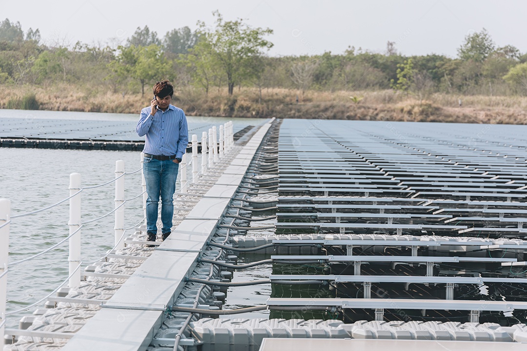 Homem andando em meio as placas fotovoltaicas