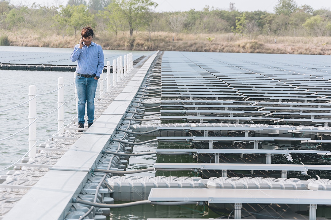 Homem andando em meio as placas fotovoltaicas