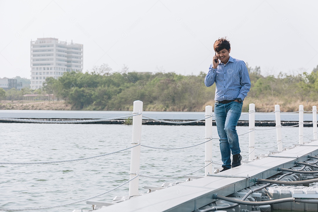 Homem andando em meio as placas fotovoltaicas