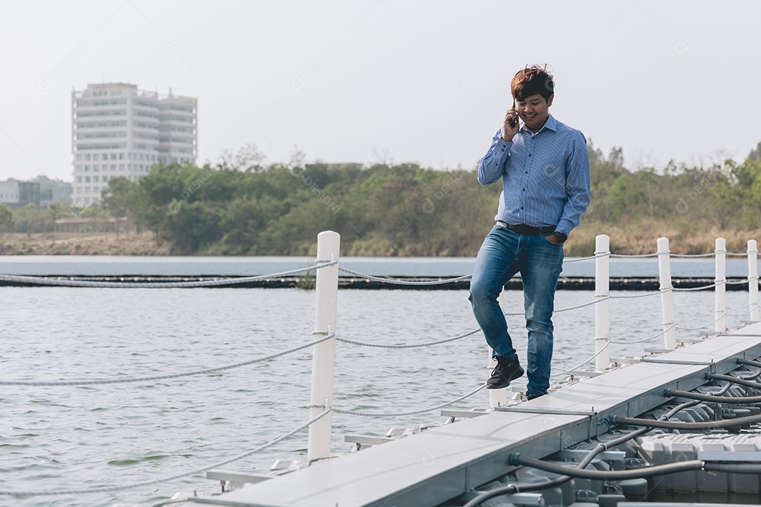 Homem andando em meio as placas fotovoltaicas