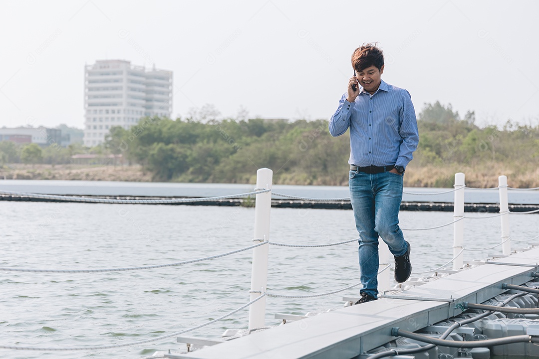 Homem andando em meio as placas fotovoltaicas