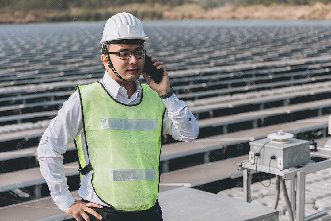 Homem profissional de placas fotovoltaicas com capacete de segurança