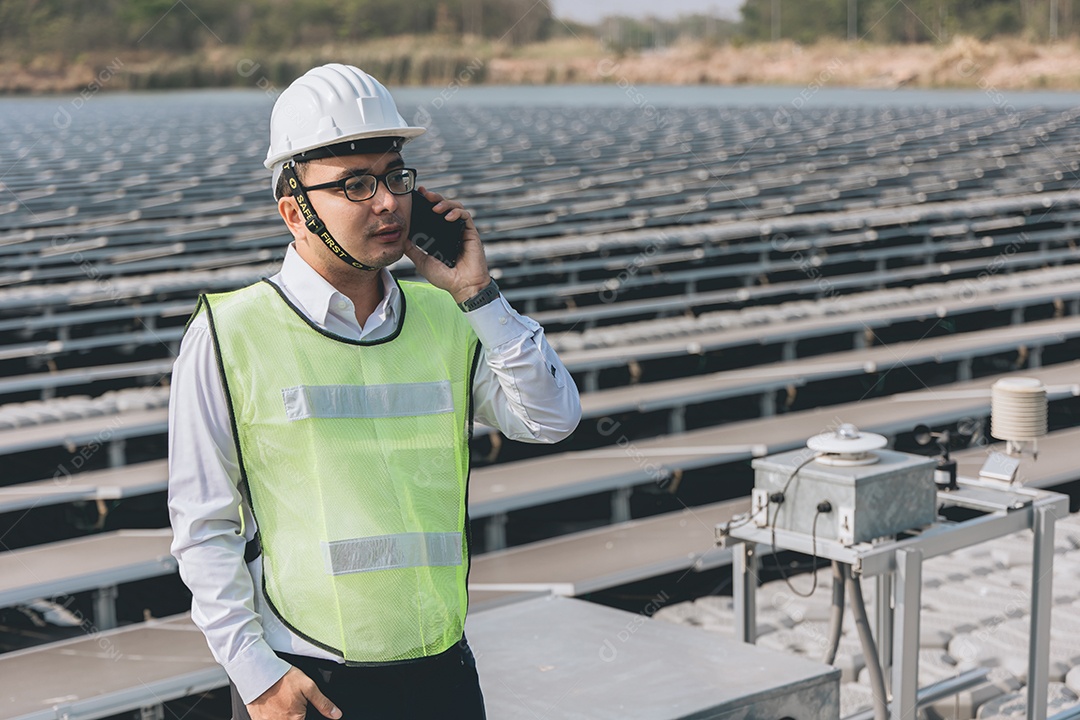 Homem profissional de placas fotovoltaicas com capacete de segurança