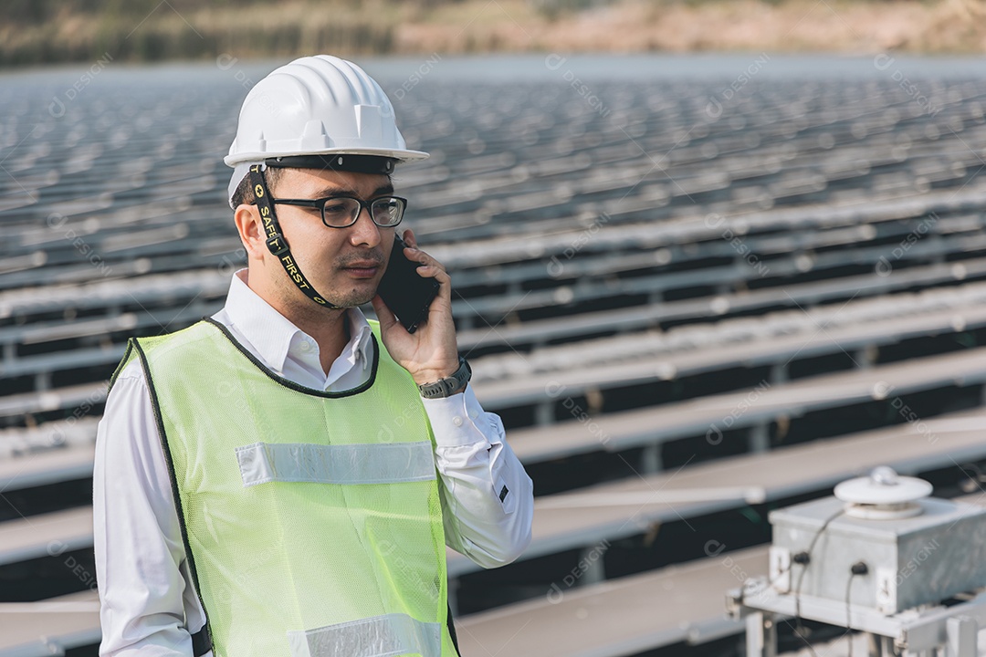 Homem profissional em placas fotovoltaicas com capacete de segurança