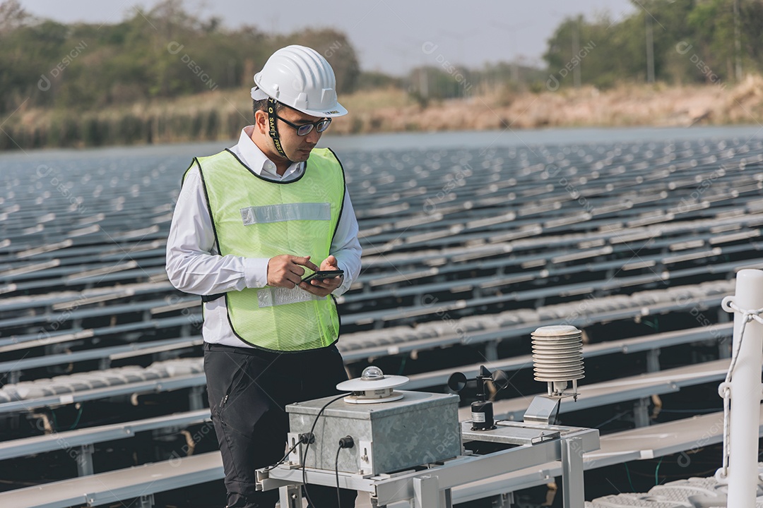 Homem profissional em placas fotovoltaicas com capacete de segurança