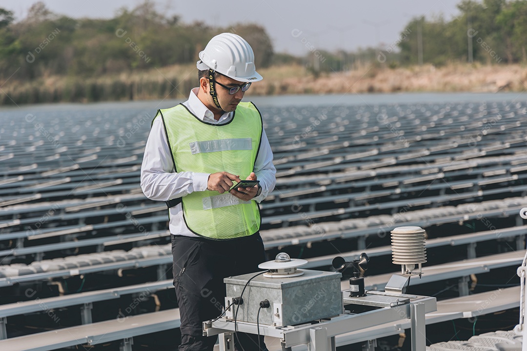 Homem profissional em placas fotovoltaicas com capacete de segurança