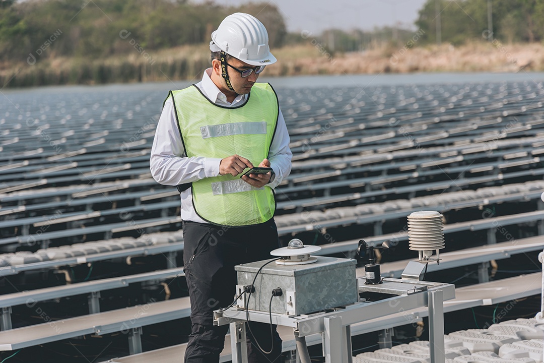 Homem profissional em placas fotovoltaicas com capacete de segurança