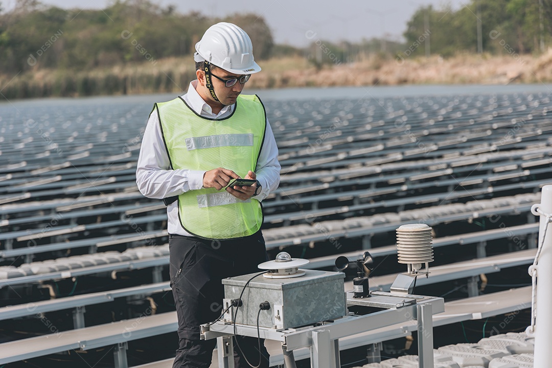 Homem profissional em placas fotovoltaicas com capacete de segurança